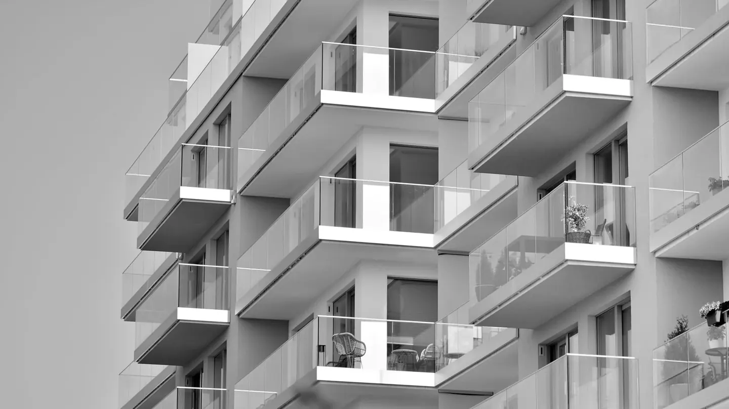 Edificação residencial moderna com fachadas e varandas