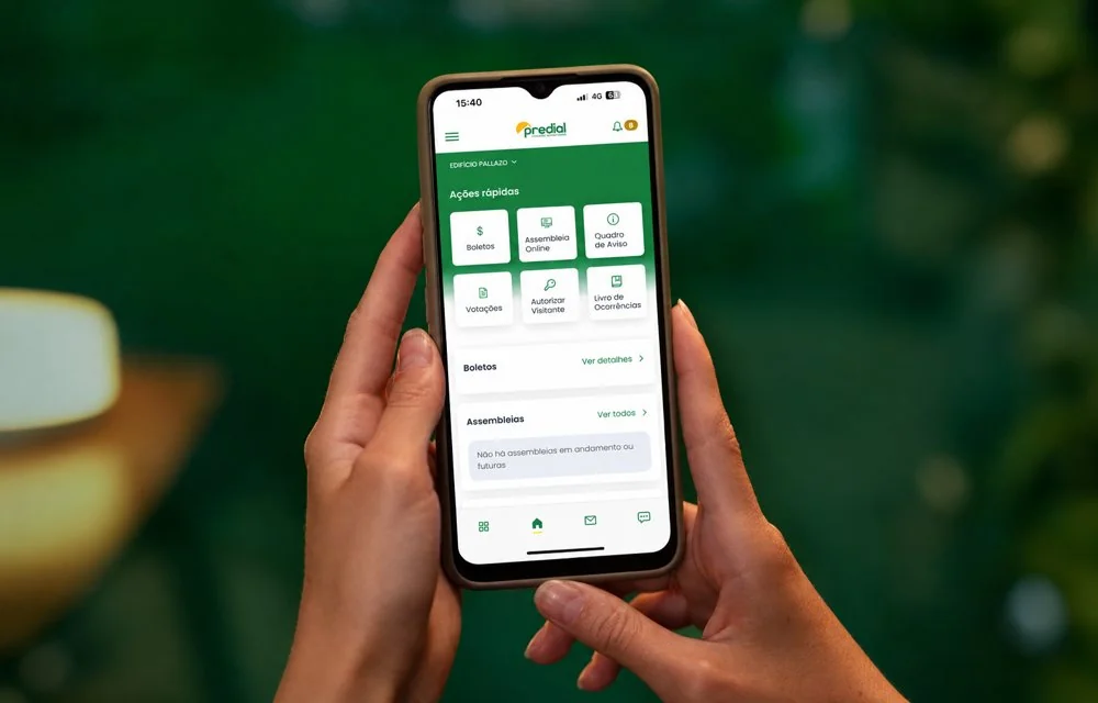 Aplicativo de gestão condominial apresentado em smartphone
